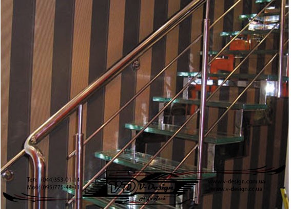 Лестница со стеклянными ступенями на нержавеющем каркасе.